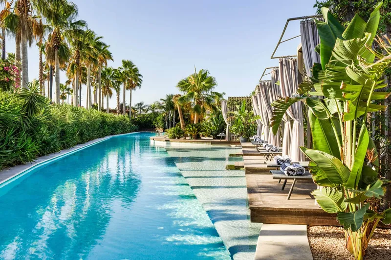 Laguna Sunrise Suite Swim Up